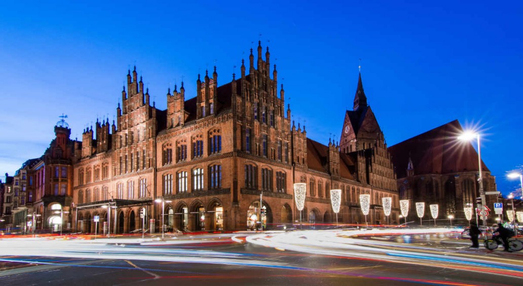 Kirsche und Altes Rathaus in Hannover