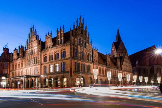 Kirsche und Altes Rathaus in Hannover