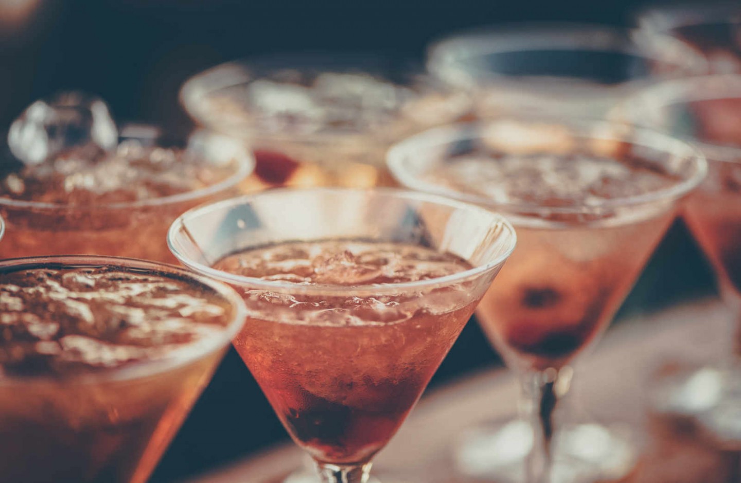 gefüllte Cocktailgläser