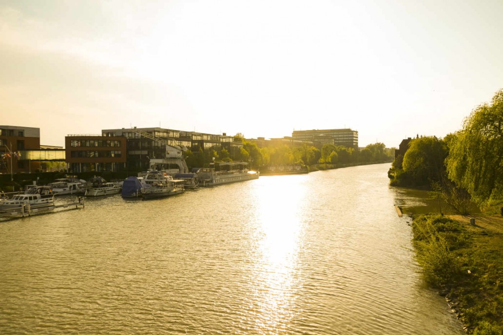 Blick von Brücke auf den Fluss Leine