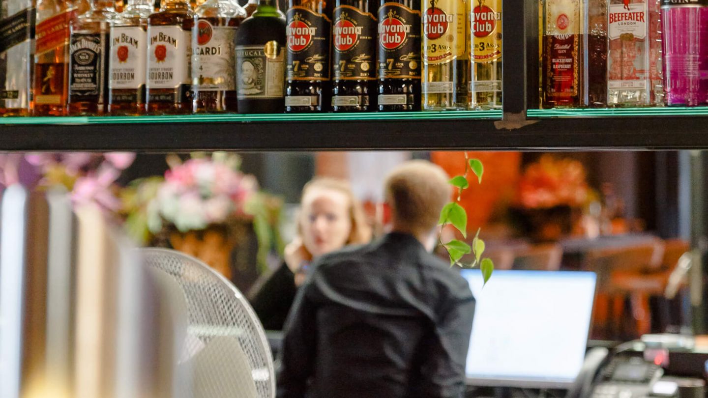 Blick auf die Alkoholauswahl der Hotelbar im Loftstyle Hotel Hannover