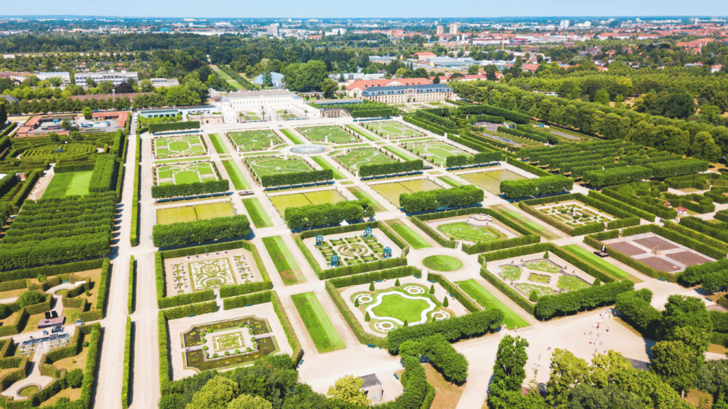 Luftbild der Herrenhäuser Gärten in Hannover