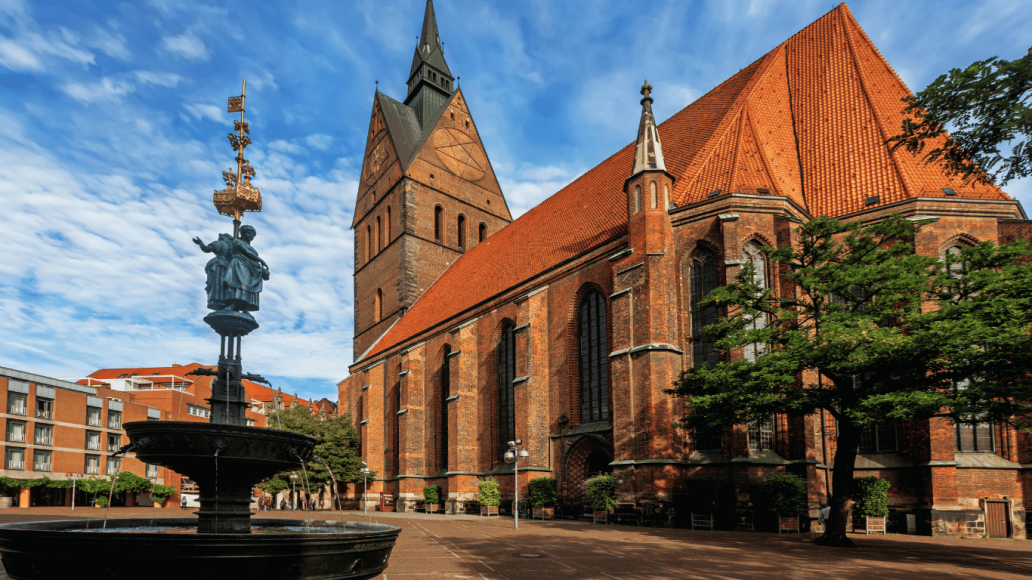 Bild der Marktkirche in Hannover mit Brunnen