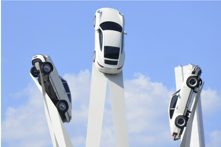 Porsche Museum Zuffenhausen - Skulptur mit 3 Porsche Fahrzeugen