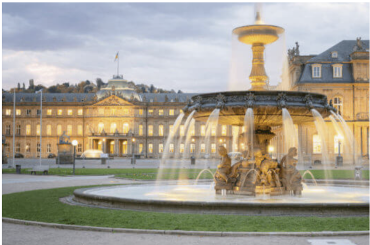 Schlo&szlig;platz Stuttgart mit Blick &uuml;ber Brunnen auf das neue Schloss