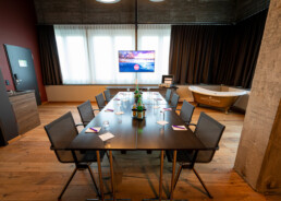 Konferenzraum 120 Blick auf Tisch